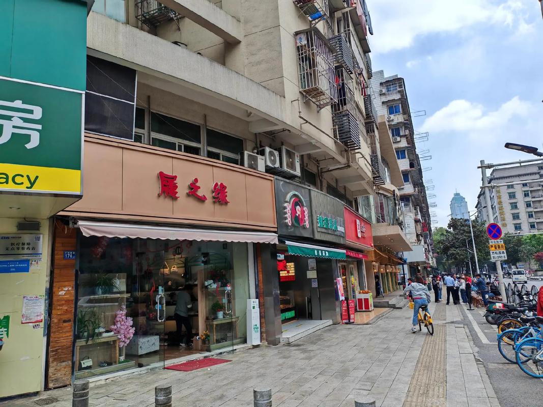 万松园美食街怎么走啊