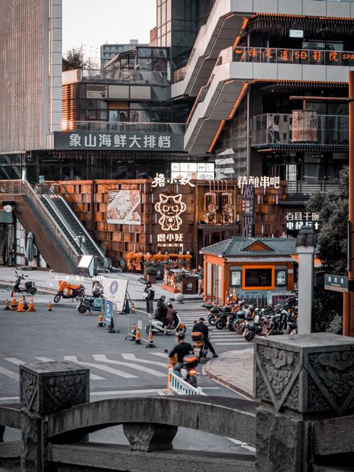 杭州胜利河美食街地铁